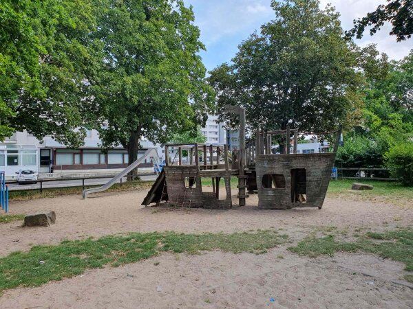 Ein Bild von dem Bismarck-Spielplatz. Es gibt ein Schiff-artiges Klettergerüst mit Rutsche.