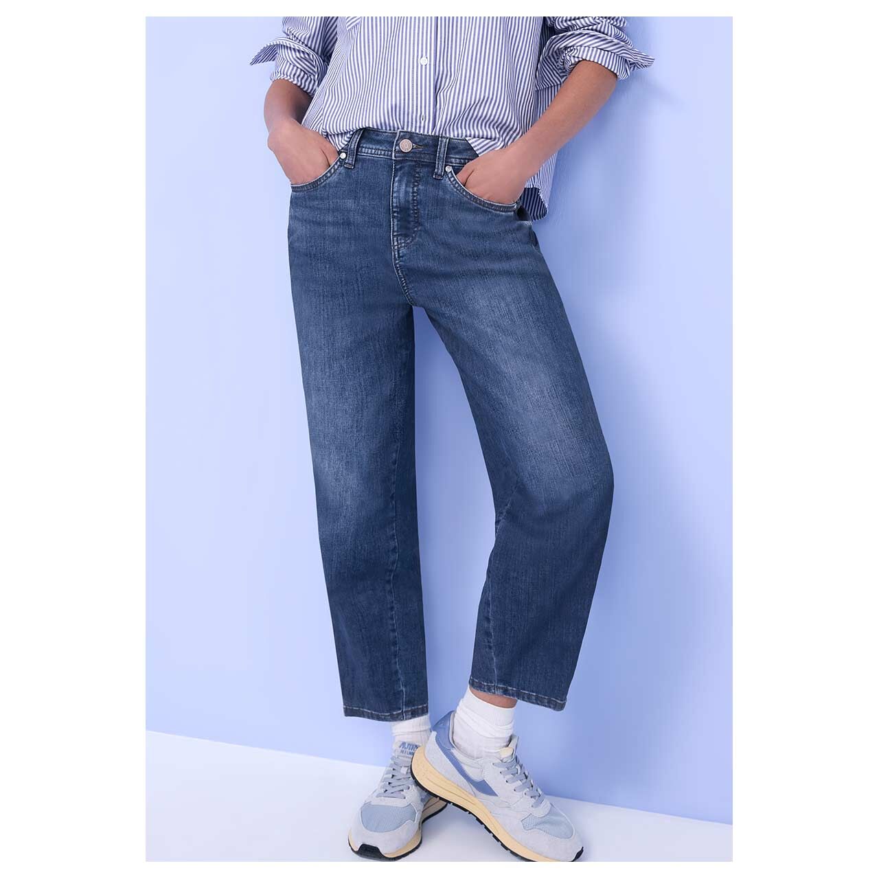 Damen Ankle Jeans Karlie Barrel von Street One in Blau angewaschen, Vorderansicht am Model gestylt