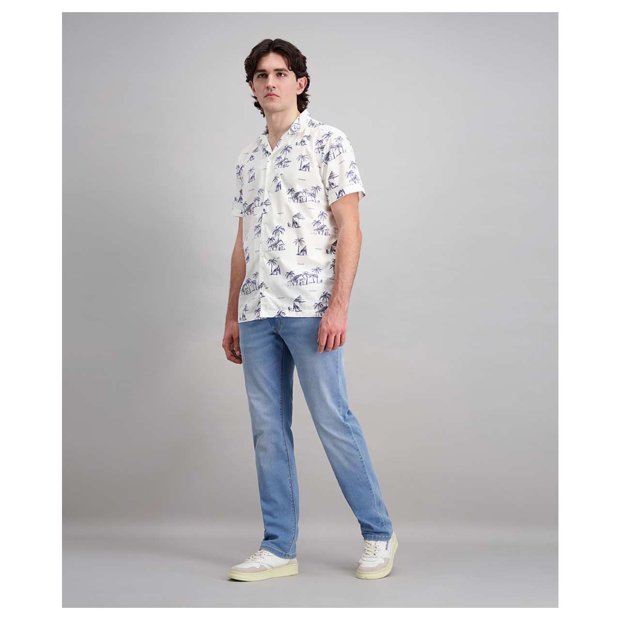 Stretch Herrenjeans Rando Megaflex in Hellblau angewaschen, Ganzkörperansicht Model