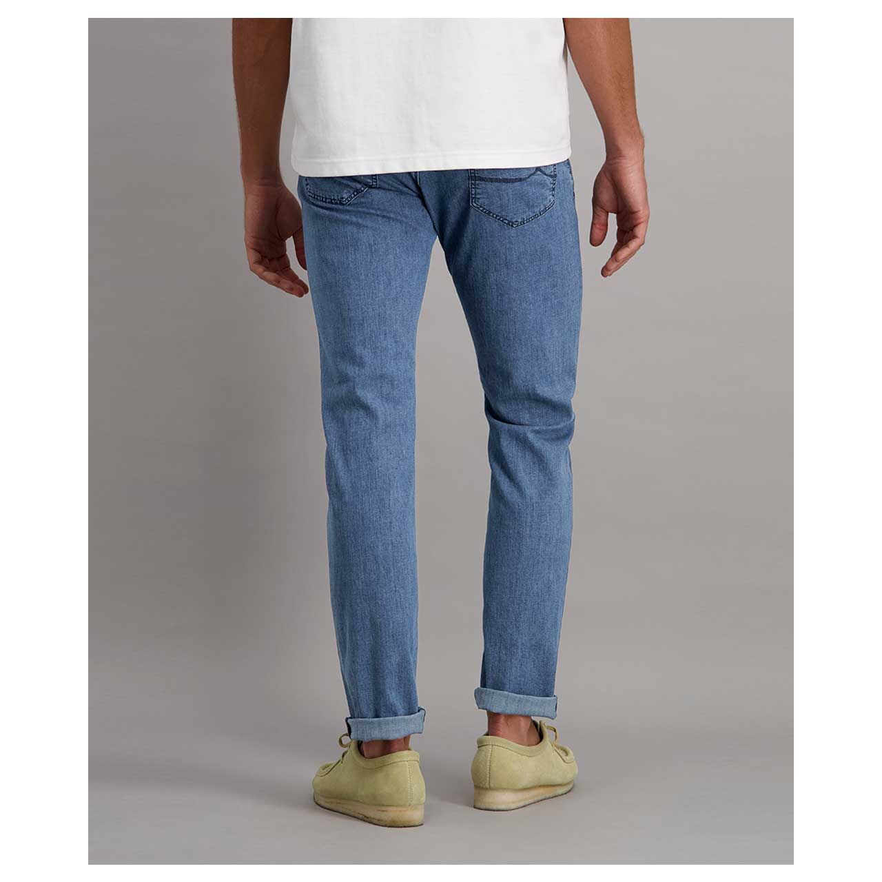 Stretch Herrenjeans Eric Megaflex von Pioneer in Blau angewaschen, Rückansicht am Model